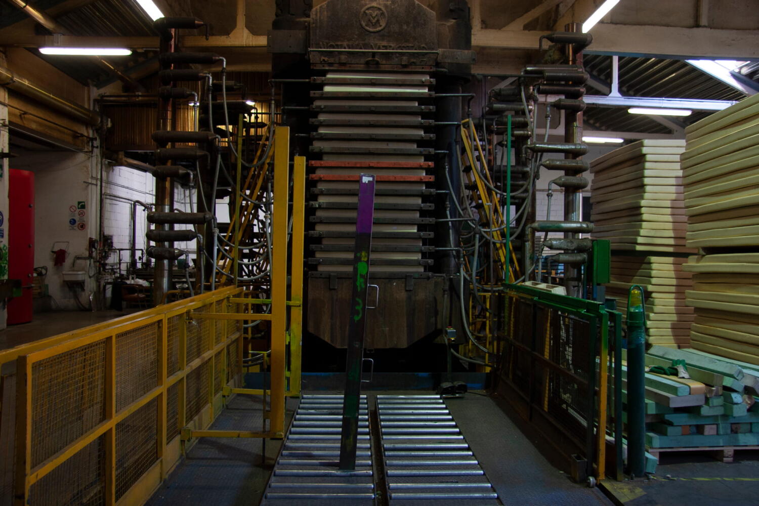 Press at the Diab factory, which specializes in core materials for composite materials (sandwich technology) for industries such as marine, wind energy, and aviation.