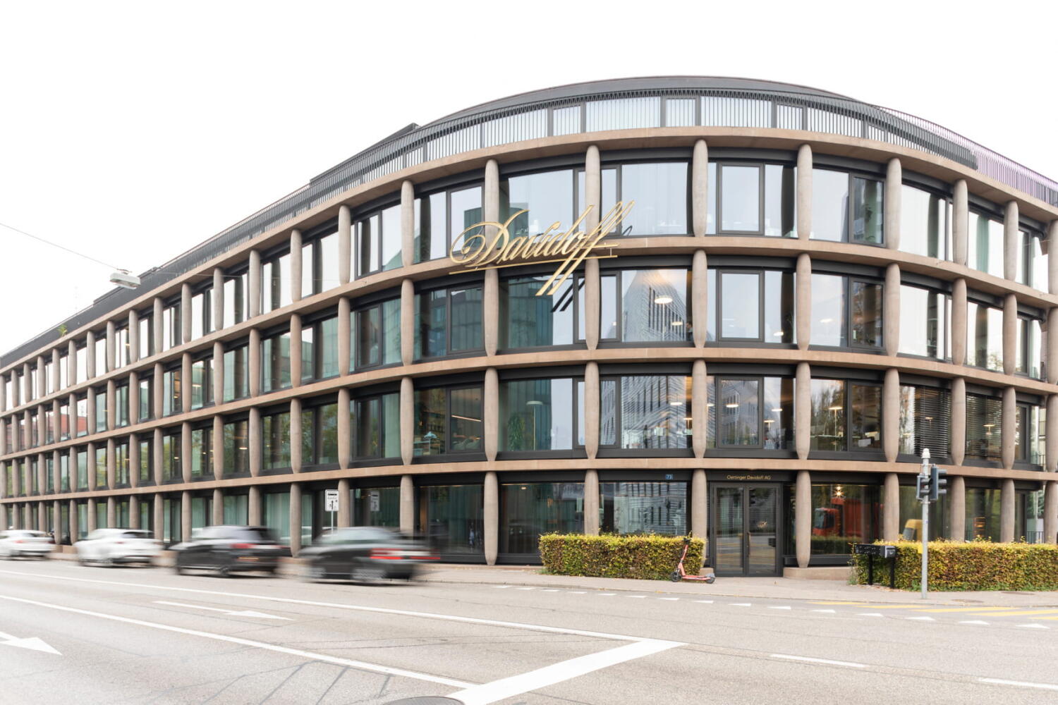 The external structure of the building is based on the repetitive motif of load-bearing supports made of glazed reinforced concrete. Maison Davidoff by Diener & Diener in Basel.