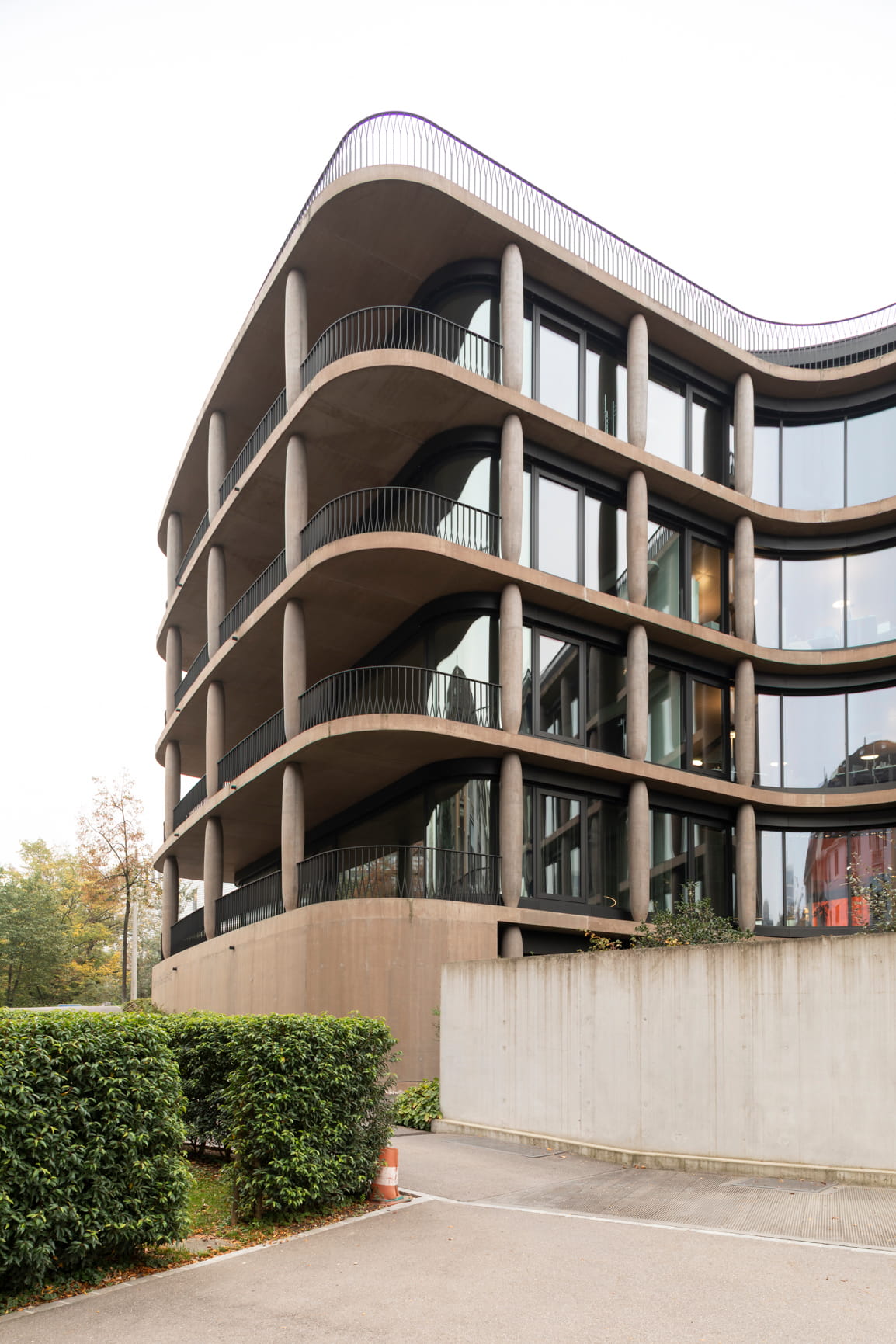 The external structure of the building is based on the repetitive motif of load-bearing supports made of glazed reinforced concrete. Maison Davidoff by Diener & Diener in Basel.