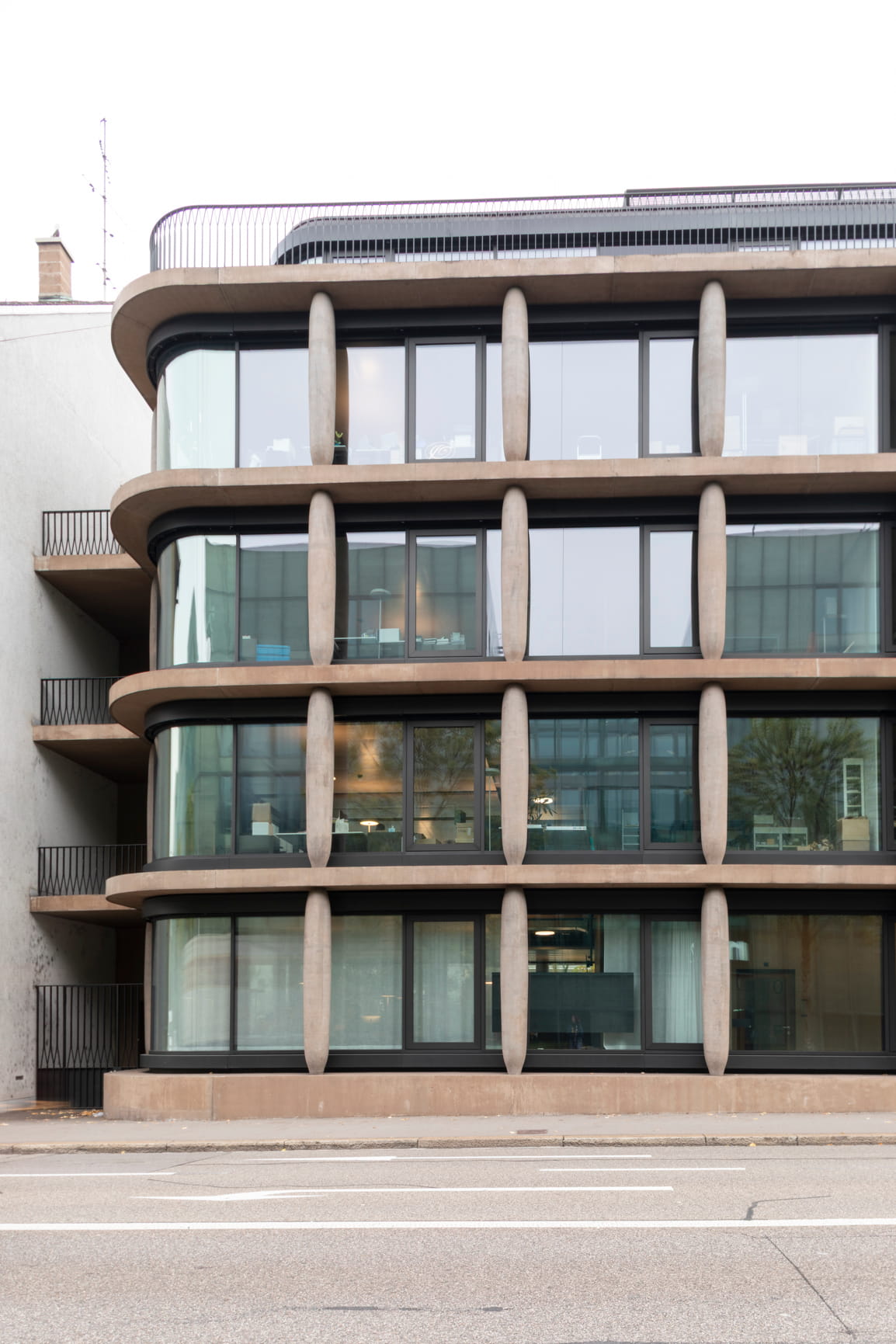 The external structure of the building is based on the repetitive motif of load-bearing supports made of glazed reinforced concrete. Maison Davidoff by Diener & Diener in Basel.