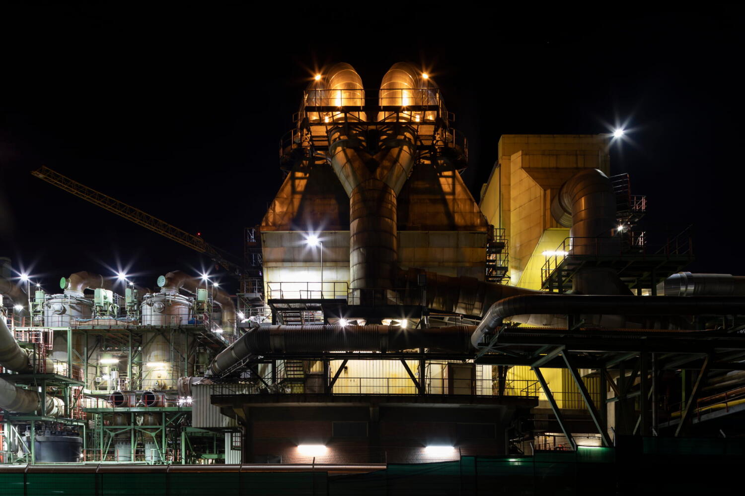 Steel structure from the “Night Beasts” series. During the night, these industrial installations transform into fantastic creatures that form a bestiary.