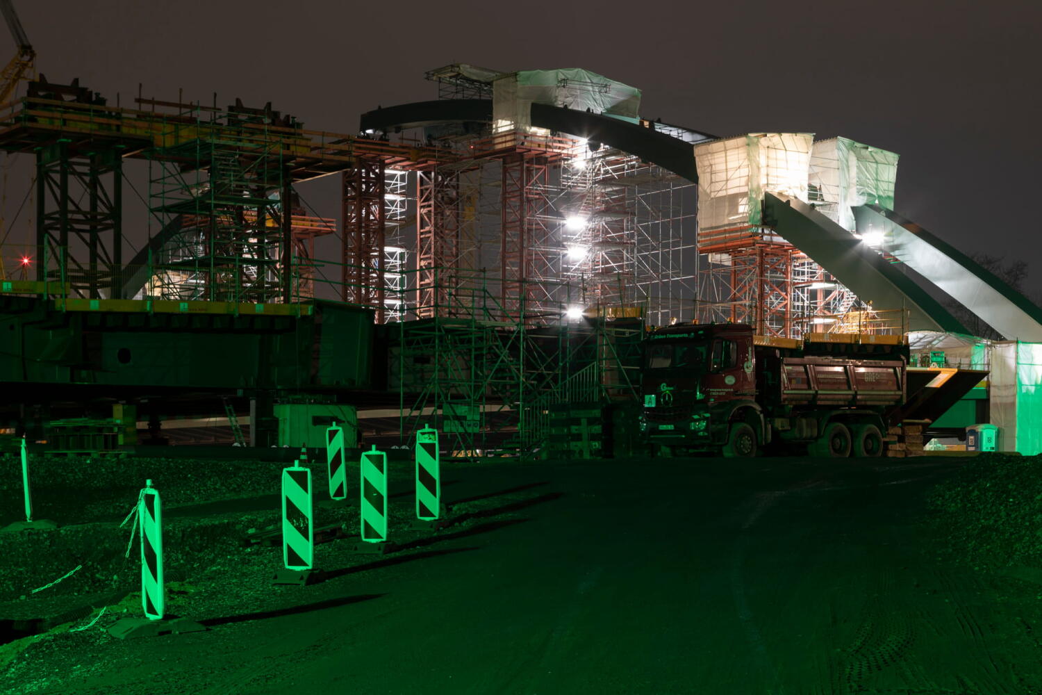 Structure of a bridge from the “Night Beasts” series. During the night, these industrial facilities transform into fantastic creatures that form a bestiary.