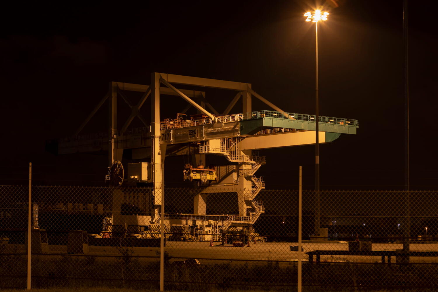 Crane from the “Night Beasts” series. During the night, these industrial installations transform into fantastic creatures that form a bestiary.