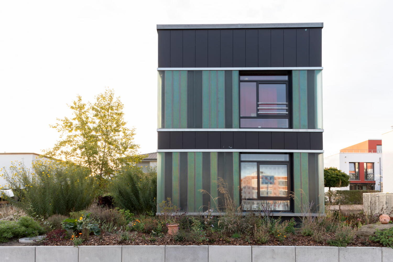 Facade of the recycling house focuses on recyclable building products. Cityförster architecture + urbanism in Hanover.