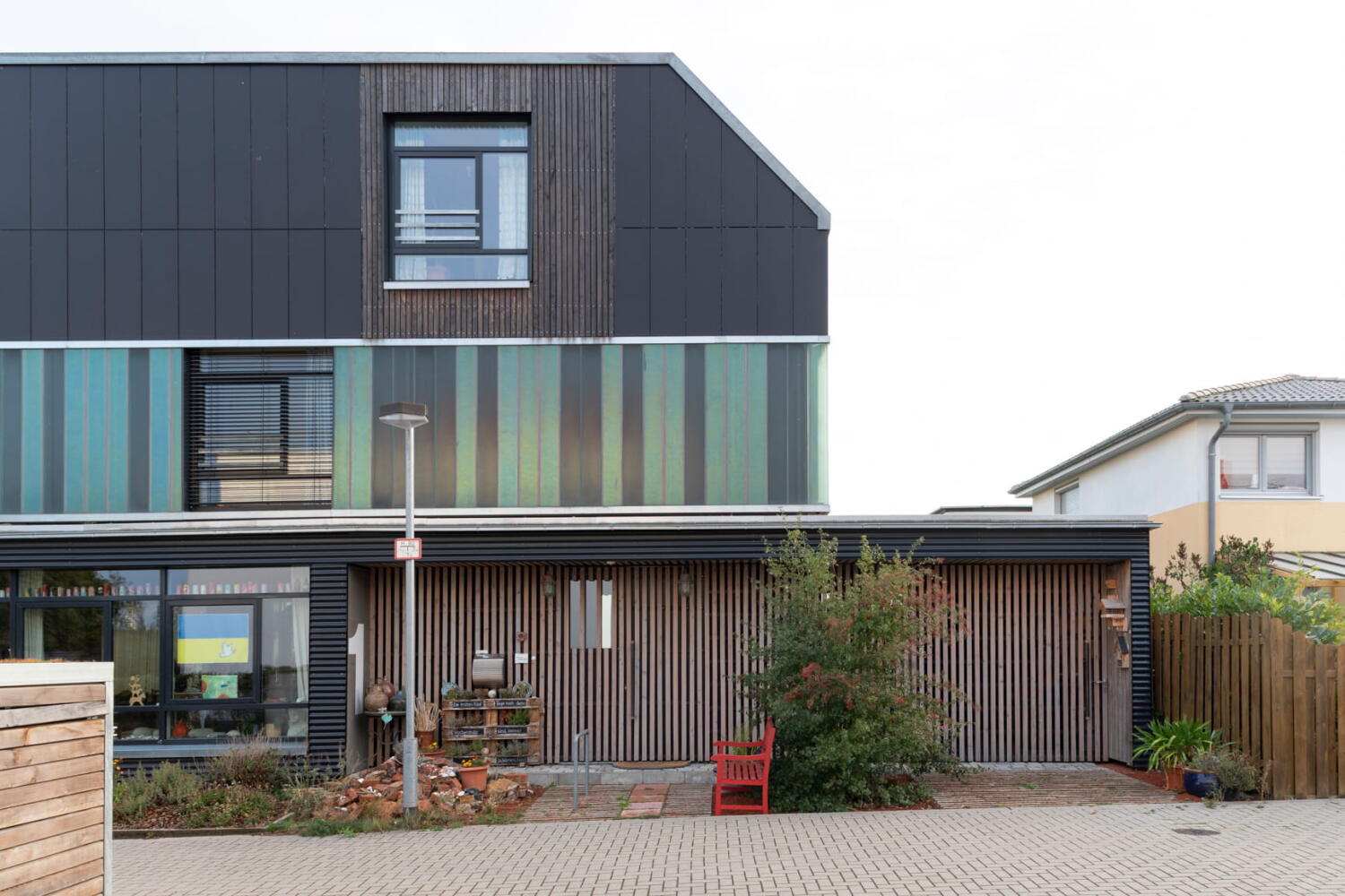 The facade of the recycling center relies on recyclable building products. Cityförster architecture + urbanism in Hanover