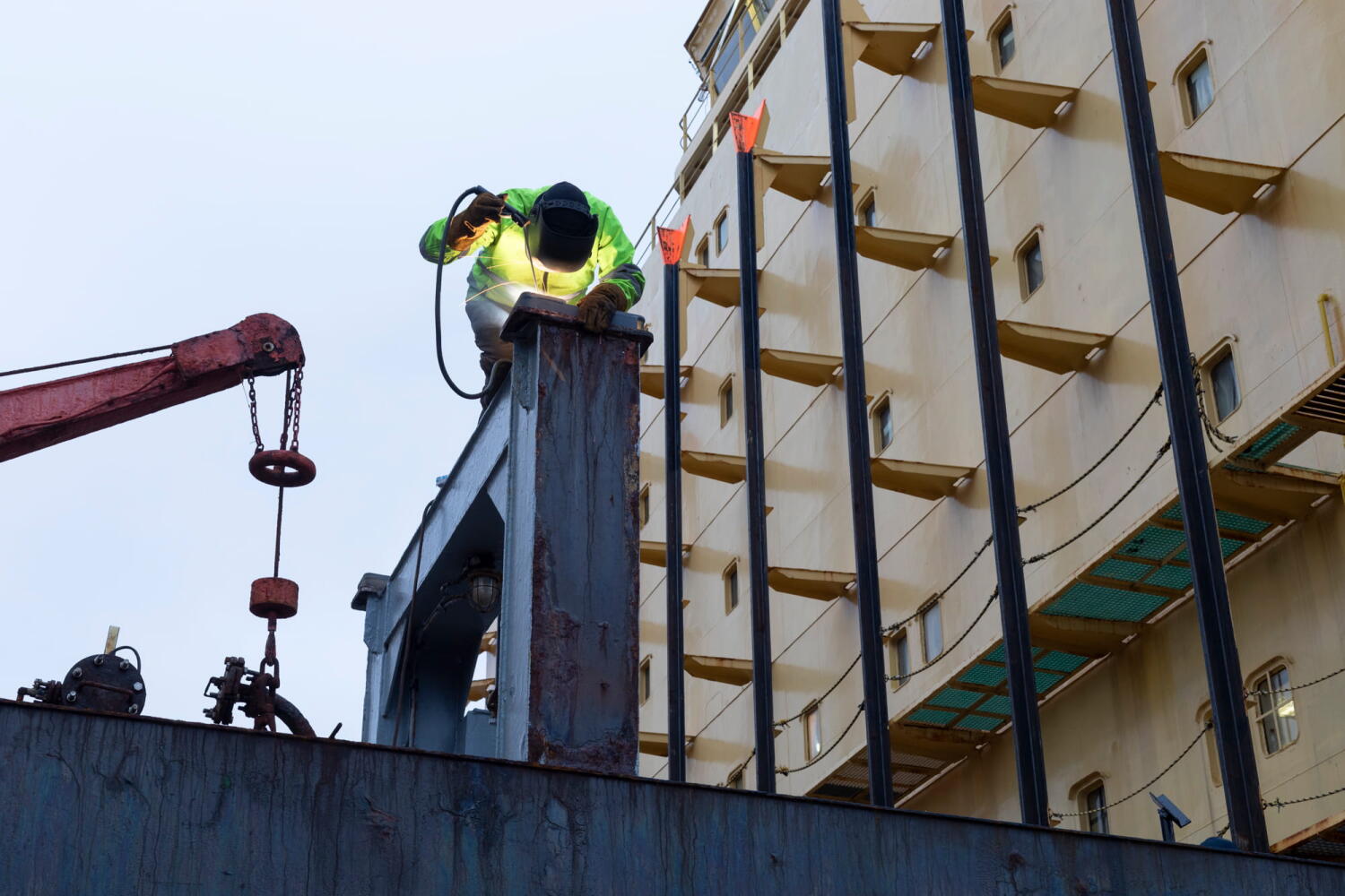 Workers on the ship Red Cedar during repair work in the port of Hamburg.