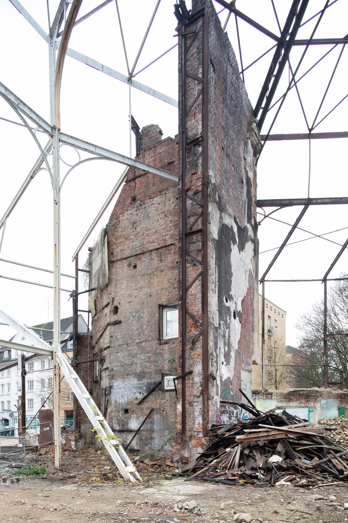 Detail of the wall and steel structure of the Schiller opera in Hamburg.