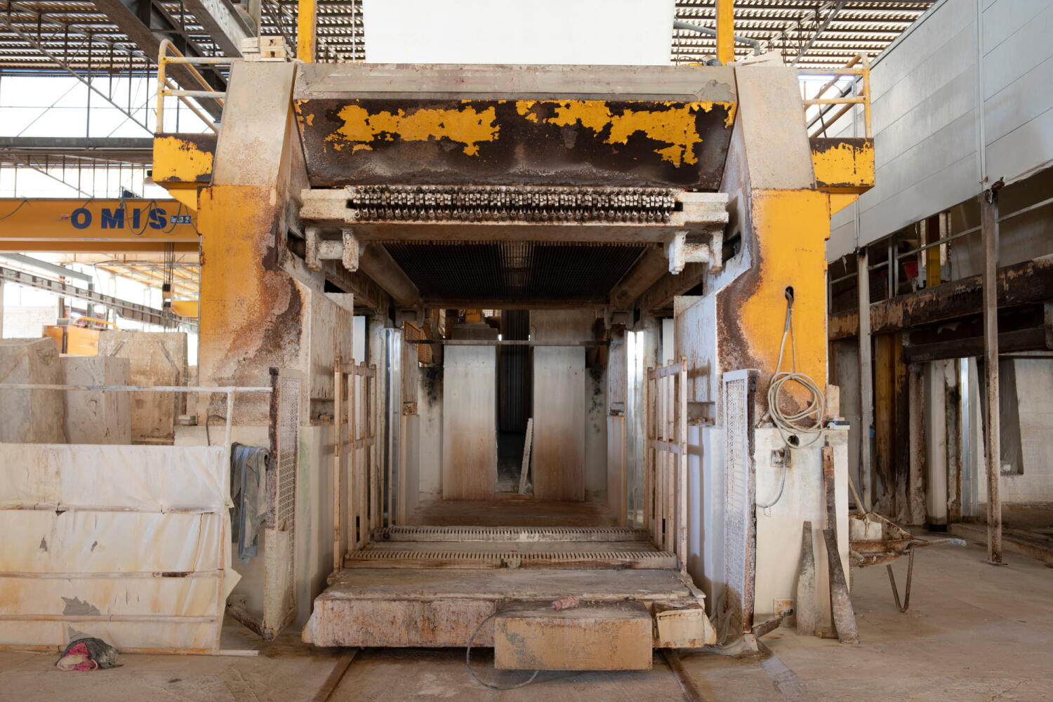 Machine for cutting travertine. 